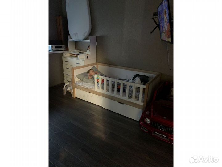 Кровать детская с бортиком из бука