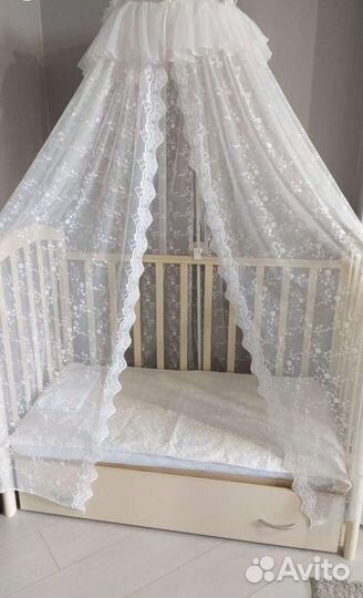 Детская кроватка с маятником и ящиком