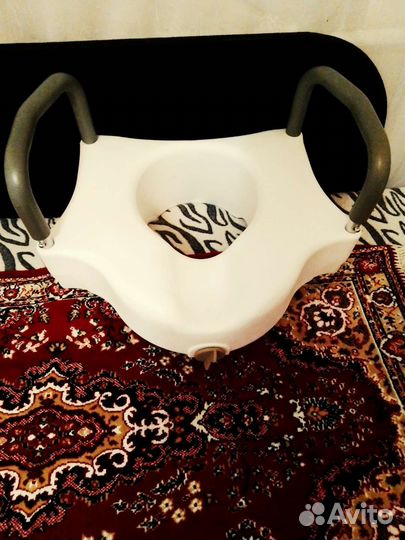 Насадка на унитаз для инвалидов, пенсионеров