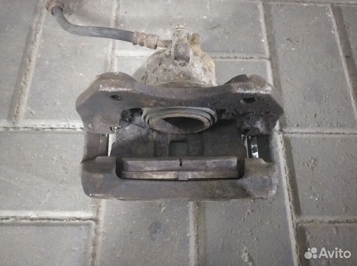 Суппортf тормозные передние Nissan Almera n16