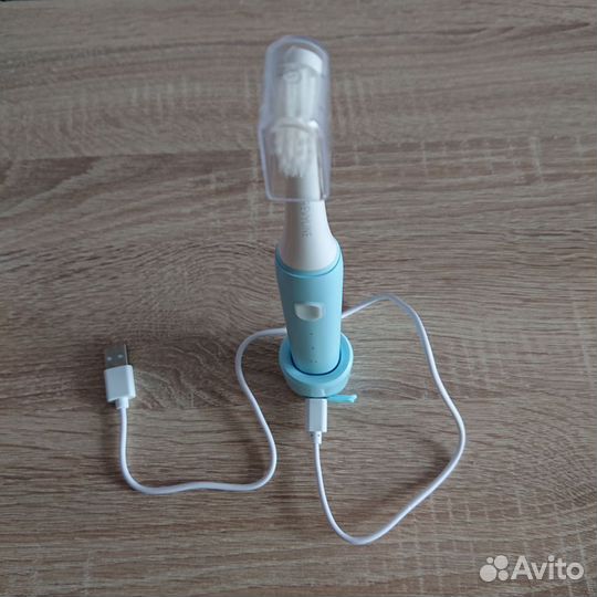 Электрическая зубная щетка Revyline RL 050