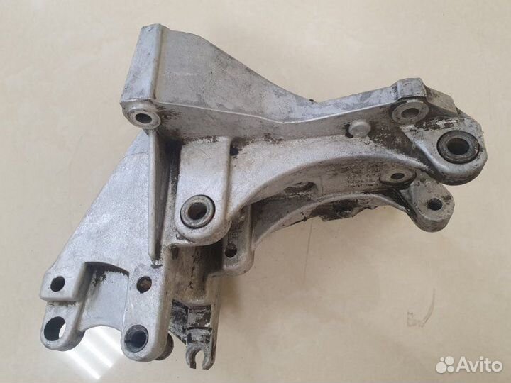 Кронштейн генератора Peugeot 607 2001
