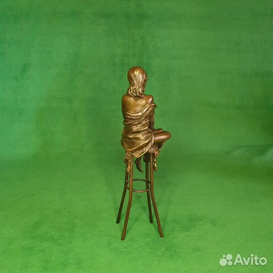 Бронзовая статуэтка Девушка на стуле с яблоком