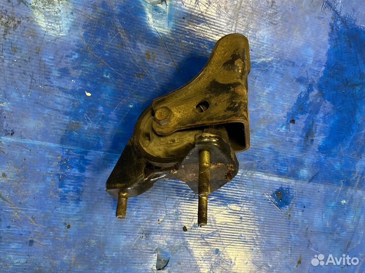 Toyota Sprinter Trueno опора АКПП нижняя