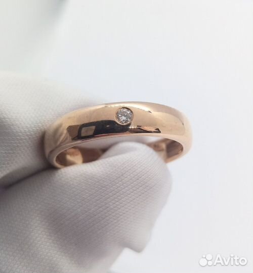 Золотое обручальное кольцо с камнем 15,5р