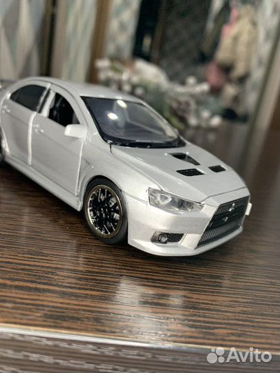 Коллекционная машинка Mitsubishi evolution lancer