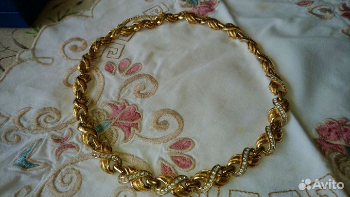 Франция Колье золотого цвета со вставками