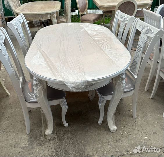 Стол со стульями