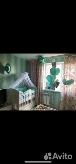 Детская кроватка с маятником