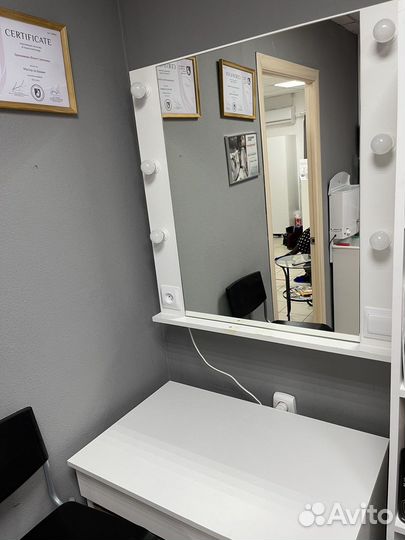 Гримерное зеркало с лампочками