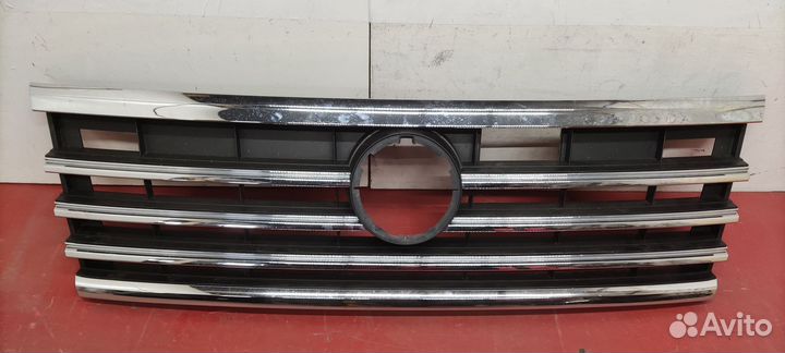 Решетка радиатора Volkswagen Touareg 3