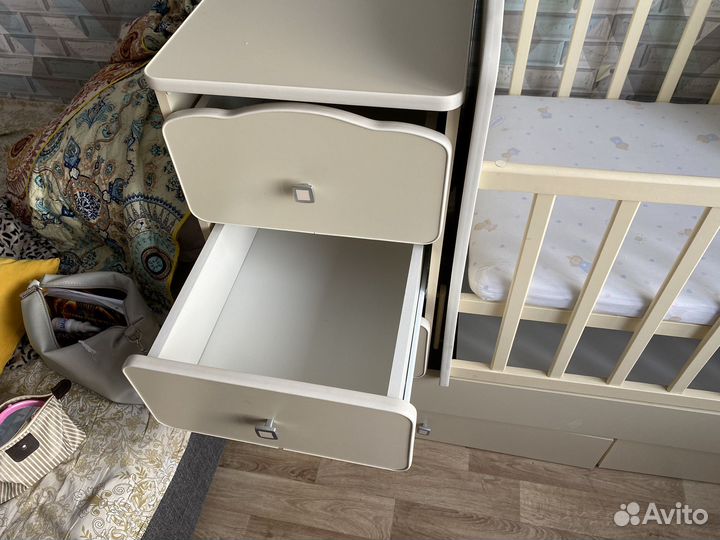 Детская кроватка с маятником и ящиком