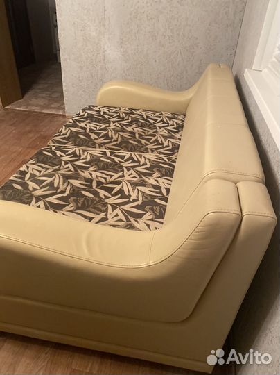 Кожаный диван