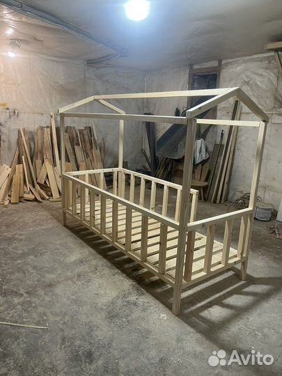 Детская кроватка домик