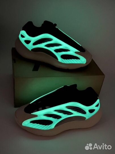 Кроссовки Yeezy Boost 700 v3