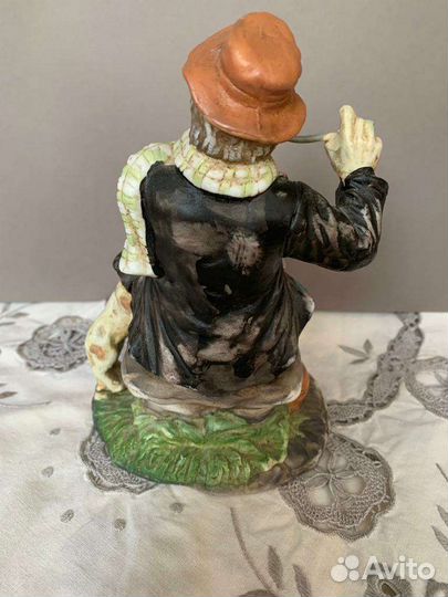 Статуэтка. Бисквитный фарфор