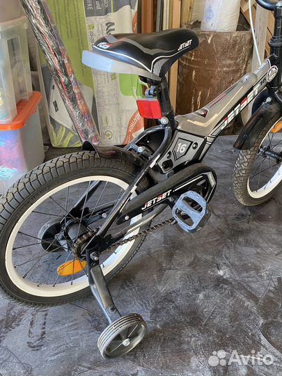 Детский велосипед с дополнительными колесами