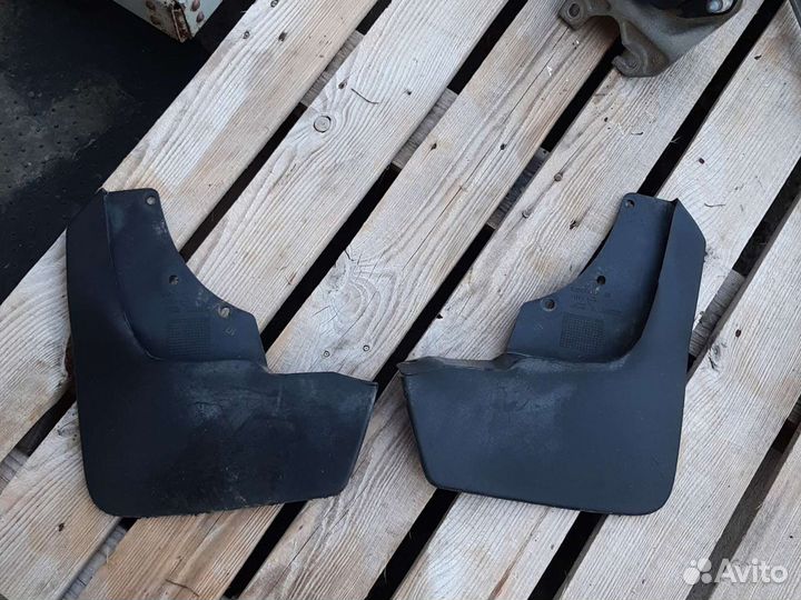 Брызговик передний Рено Дастер