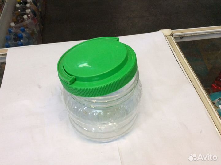 Банка пластмассовая с крышкой