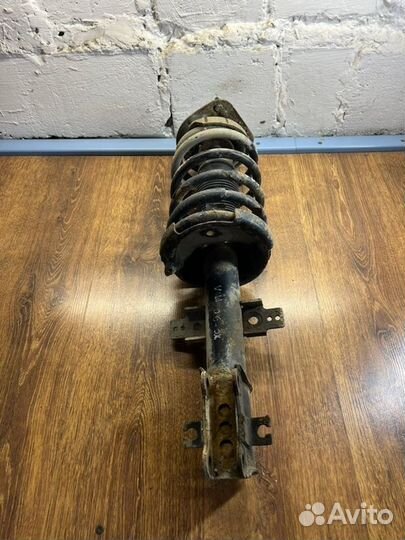 Стойка подвески передняя левая Volvo Xc90