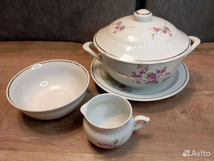 Абсолютно новый обеденный сервиз