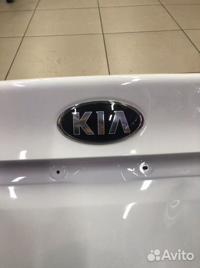 Крышка багажника оригинальная на Киа Рио белая