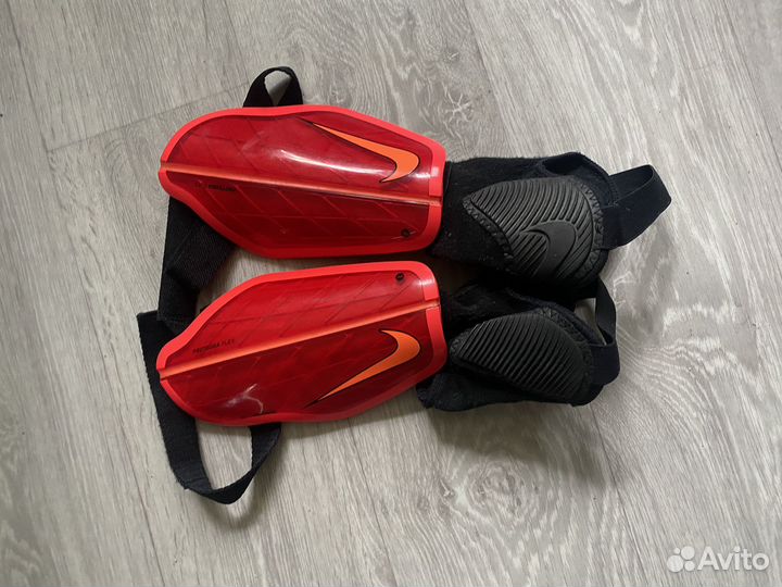 Футбольные щитки nike