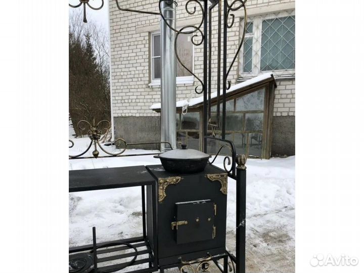 Кованый мангал с крышей и печкой