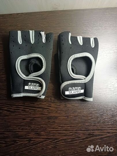 Спортивные перчатки