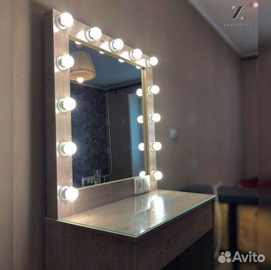 Гримёрное зеркало с подсветкой для визажиста