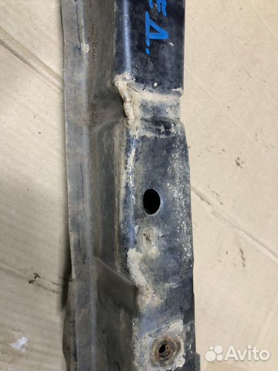 Передний усилитель бампера Audi 80 B3