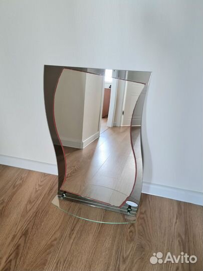 Зеркало в ванную с полочкой