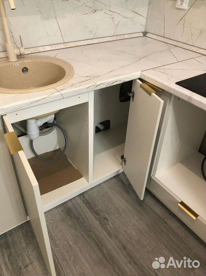 Кухня с барной стойкой