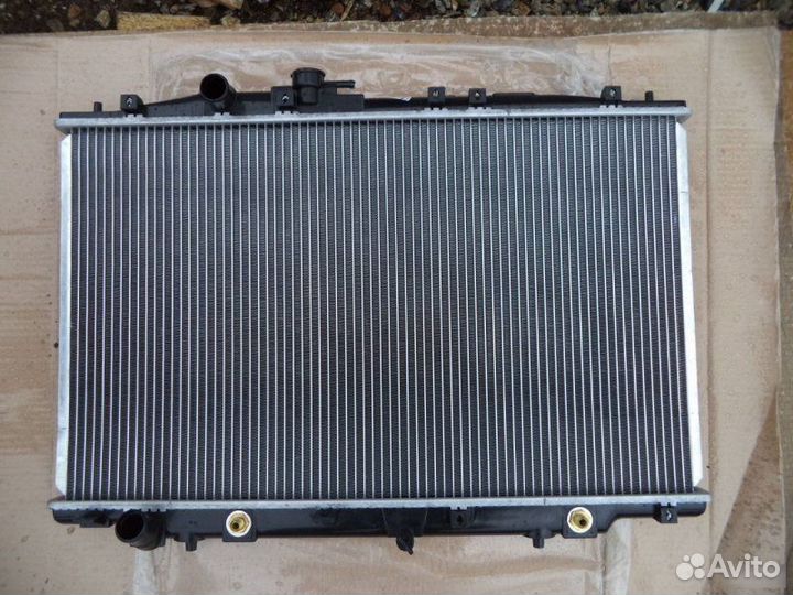 Радиатор охлаждения Honda Legend