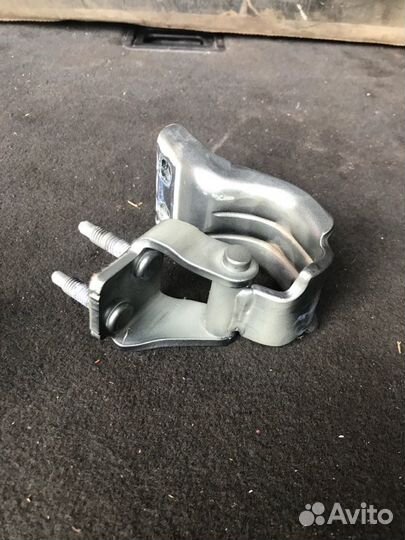 Петля крышки багажника зад. Volkswagen Passat B6