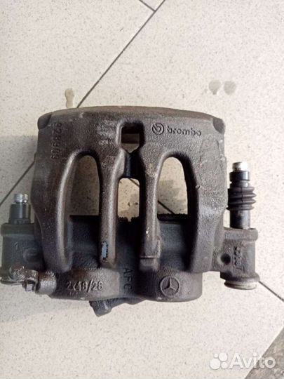 Передние тормазные суппорта на Mercedes Vito