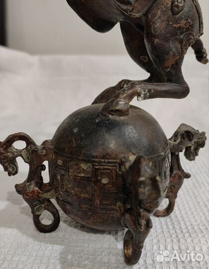 Конь бронза старенький