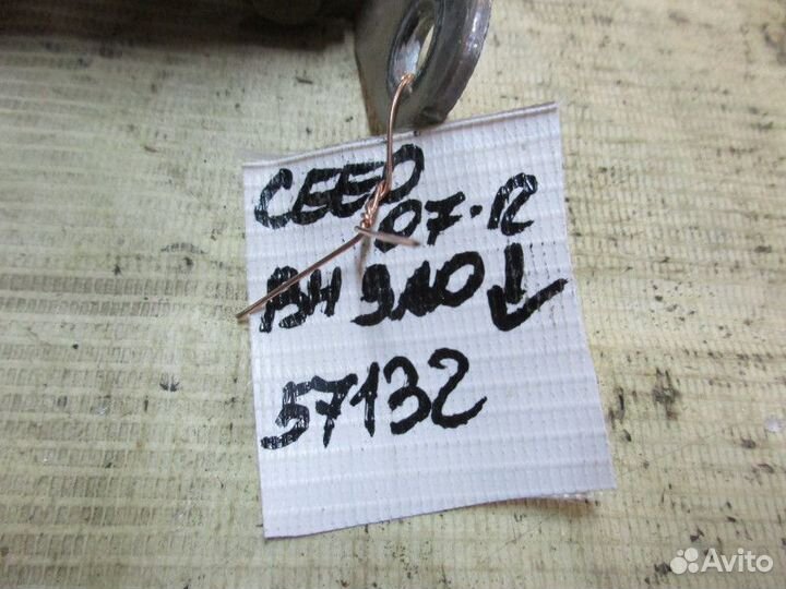 Петля двери задней правой нижняя Kia Ceed 2007-201