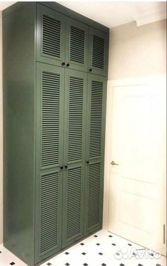 Шкафы на заказ для прихожей с жалюзийными фасадами