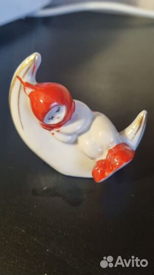 Фарфоровая статуэтка Прилунился