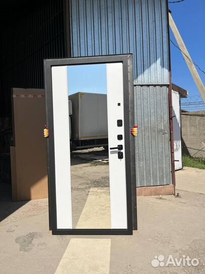 Дверь входная Милан зеркало