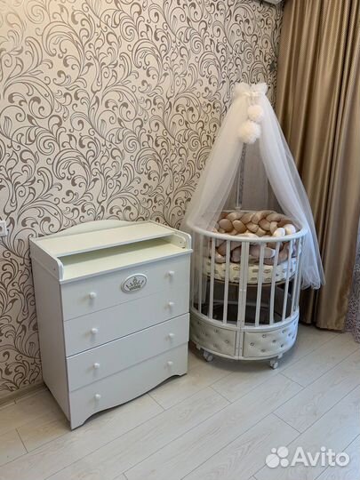 Детская кроватка с маятником