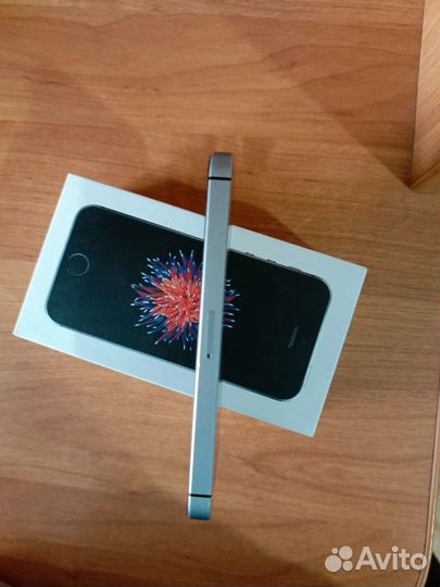 Телефон iPhone se 2016