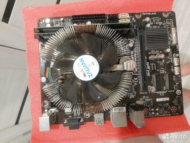 Материнская плата с процессором и памятью