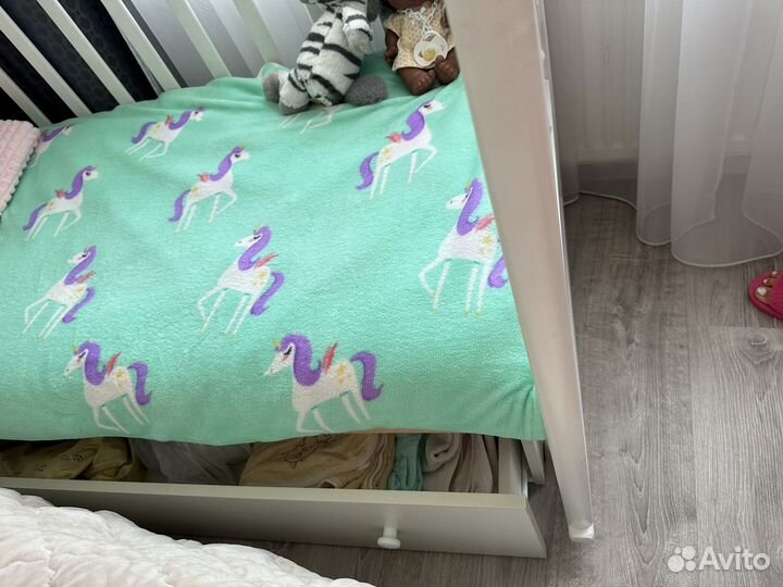 Детская кроватка с маятником и ящиком белая