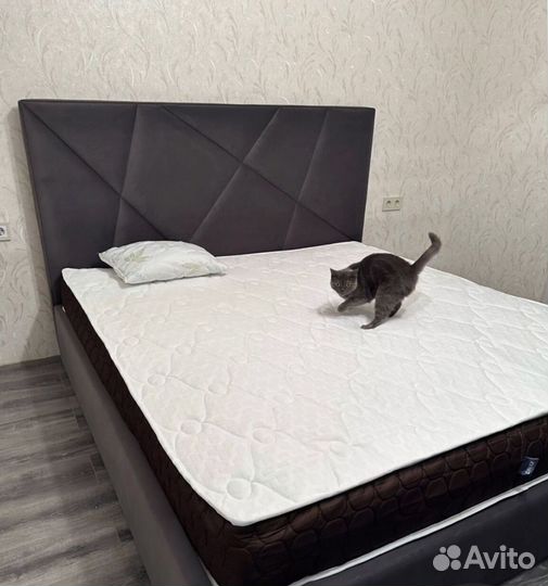 Кровать с мягким изголовьем