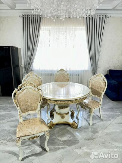 Стол и стулья