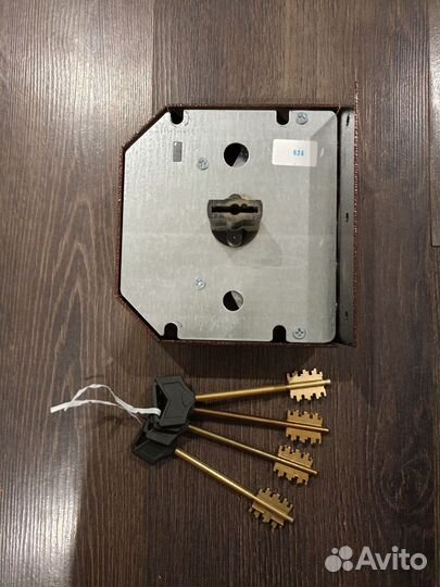 Замок дверной накладной