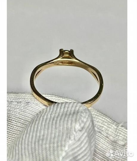 Кольцо с бриллиантом