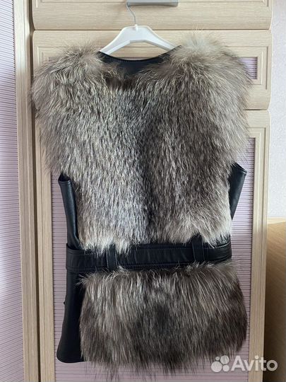 Жилетка женская, кожаная с натуральным мехом